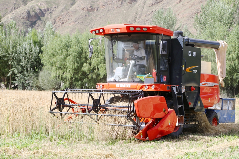 图为大型收割机正在农田里作业_副本.jpg