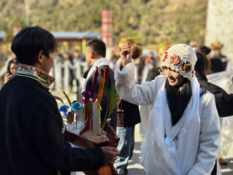 哈达迎远客 红韵醉游人——玉麦乡考察活动解锁边境旅游新体验图片2.jpg_副本.jpg