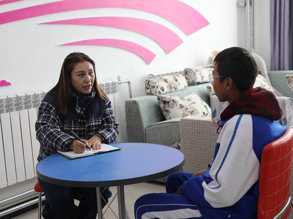 心理咨询室副主任小格桑正耐心地倾听学生们在生活和学习中遇到的困扰.jpg