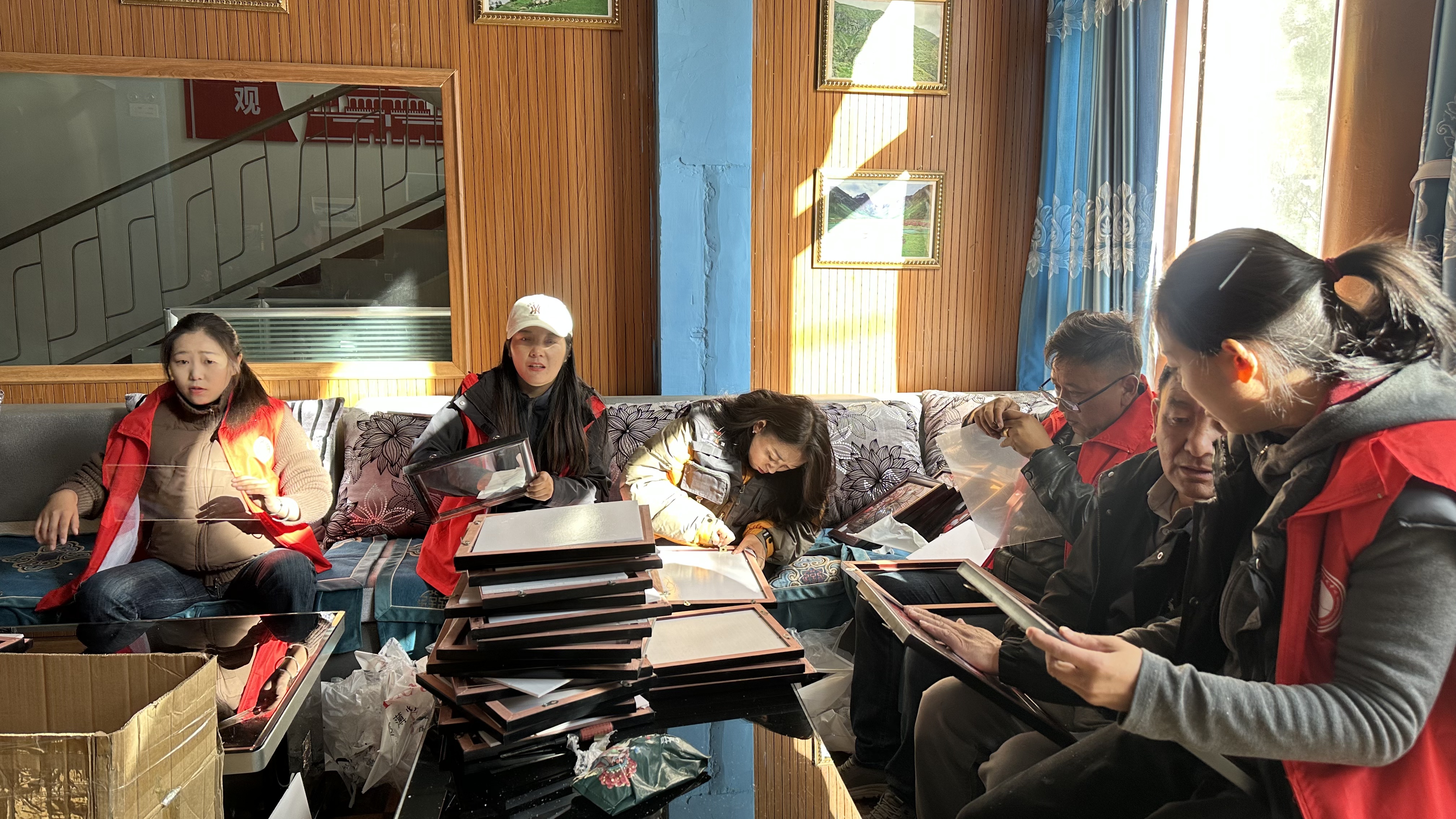 洛扎县委宣传部 县融媒体中心开展“为银发添彩 为岁月留影”重阳节写真志愿服务活动5.jpg