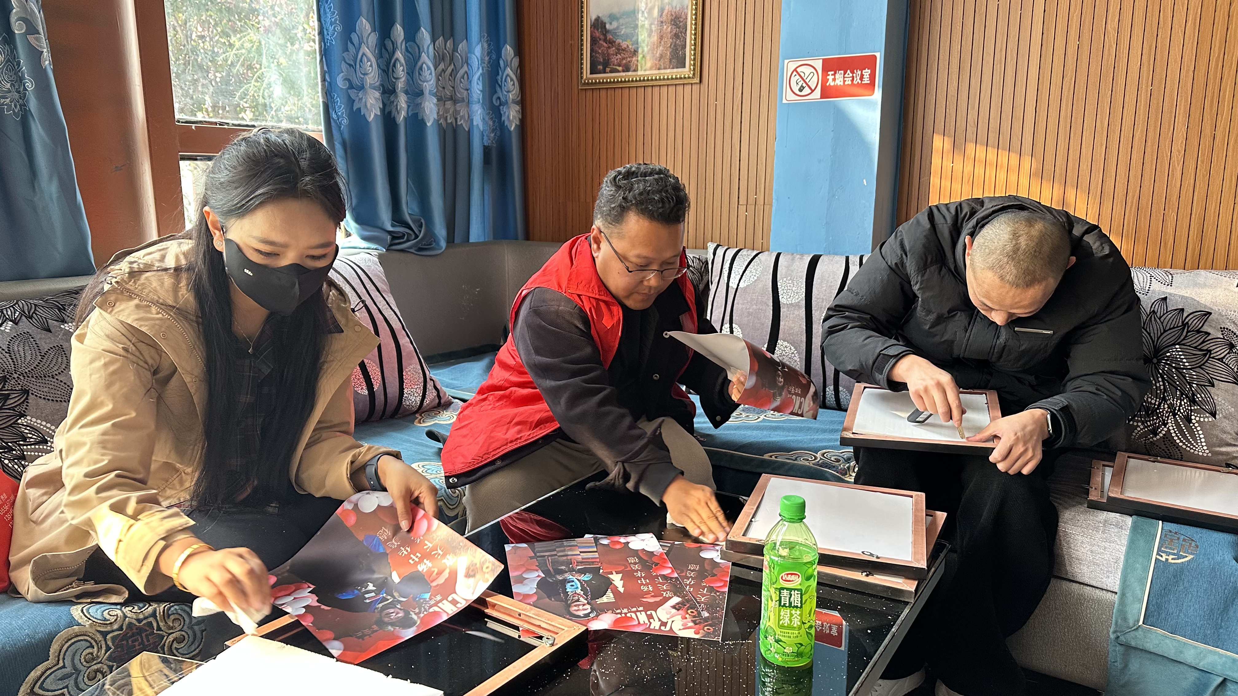 洛扎县委宣传部 县融媒体中心开展“为银发添彩 为岁月留影”重阳节写真志愿服务活动.jpg