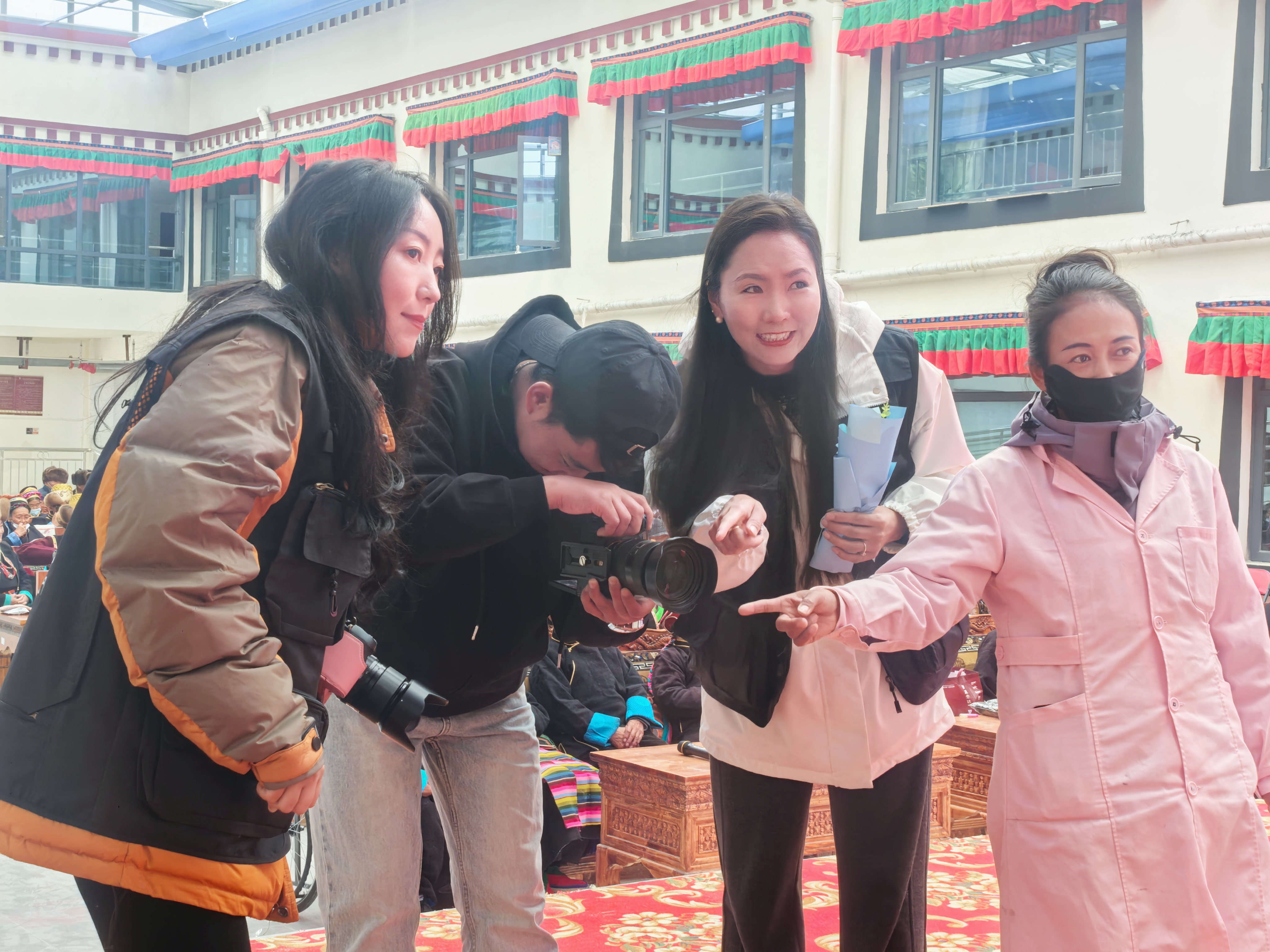 洛扎县委宣传部 县融媒体中心开展“为银发添彩 为岁月留影”重阳节写真志愿服务活动4.jpg