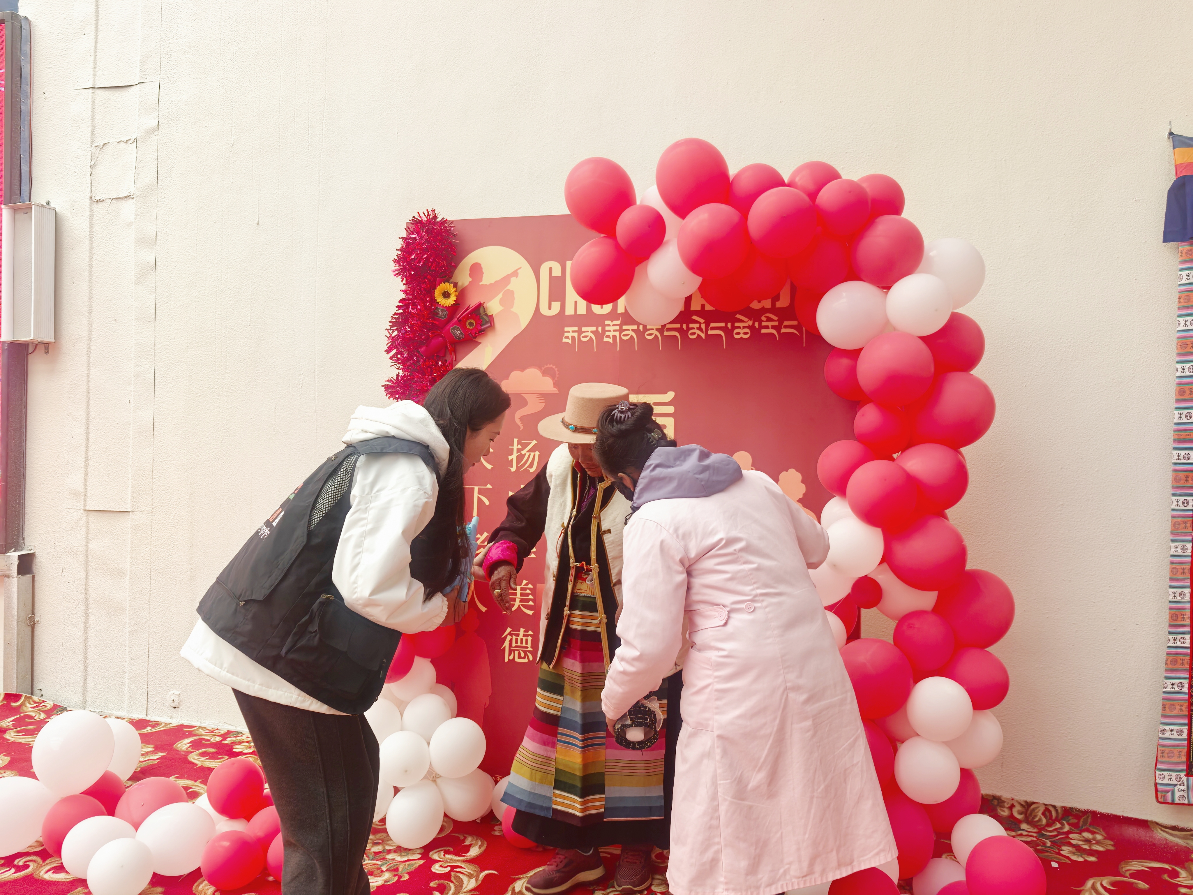 洛扎县委宣传部 县融媒体中心开展“为银发添彩 为岁月留影”重阳节写真志愿服务活动3.jpg