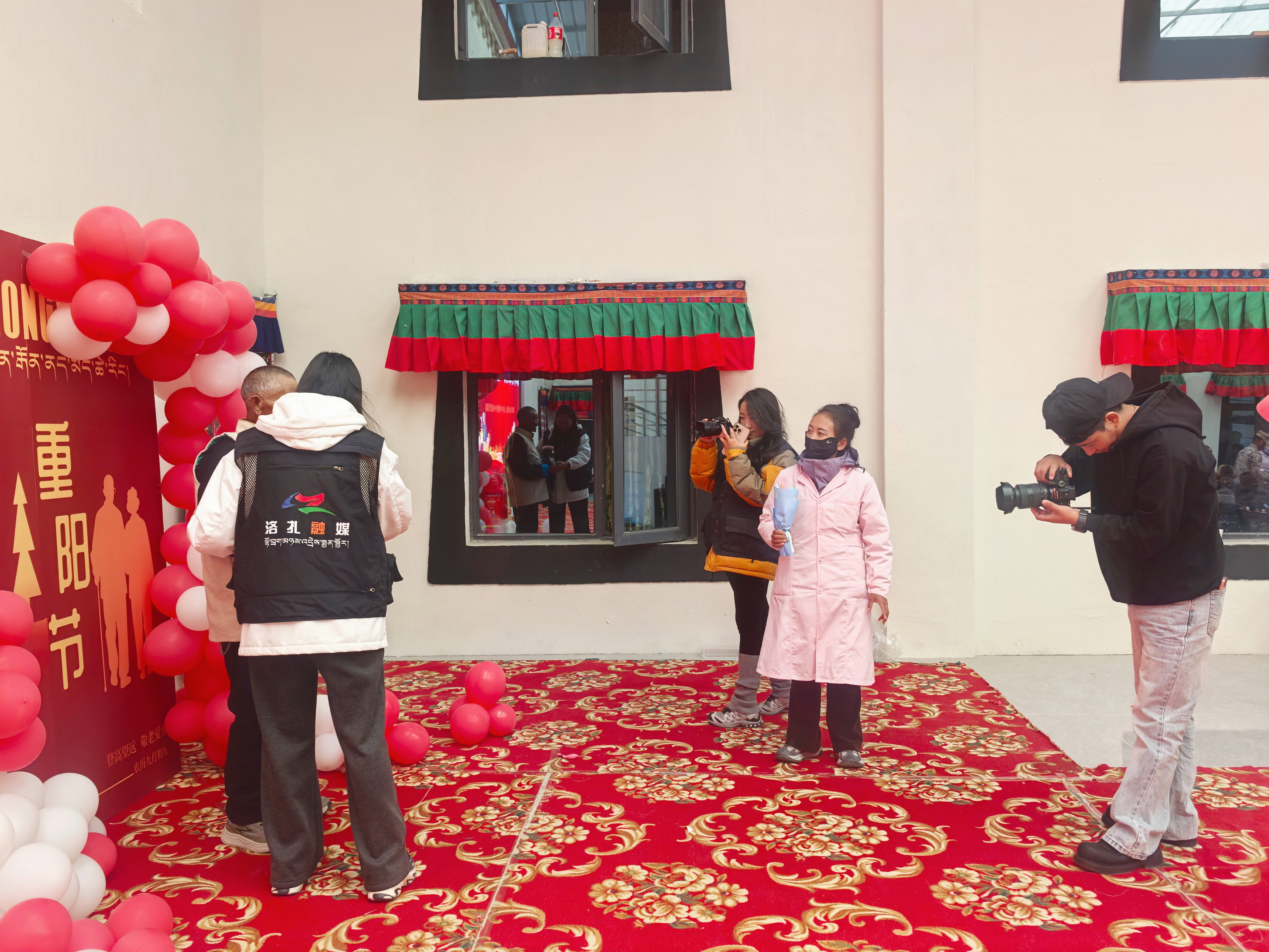 洛扎县委宣传部 县融媒体中心开展“为银发添彩 为岁月留影”重阳节写真志愿服务活动2.jpg