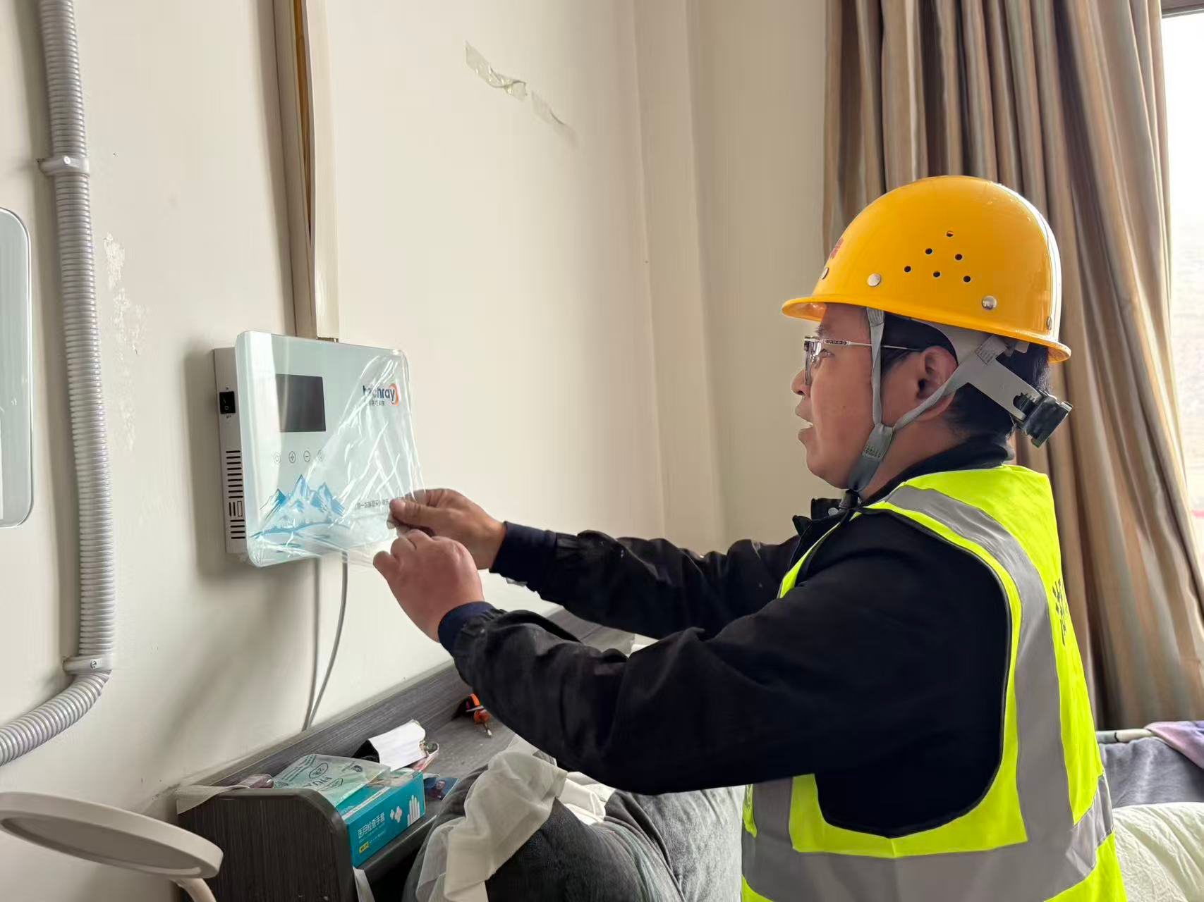 工人正在安装供氧设备 (1).jpg