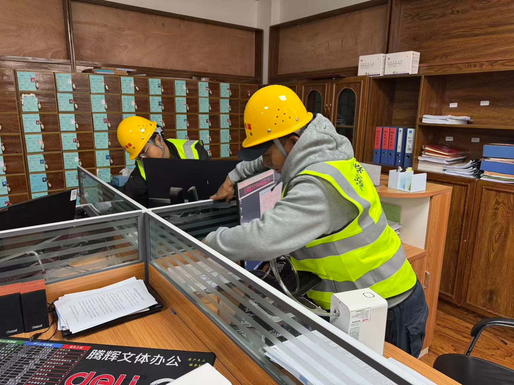 工人正在安装供氧设备 (2).jpg