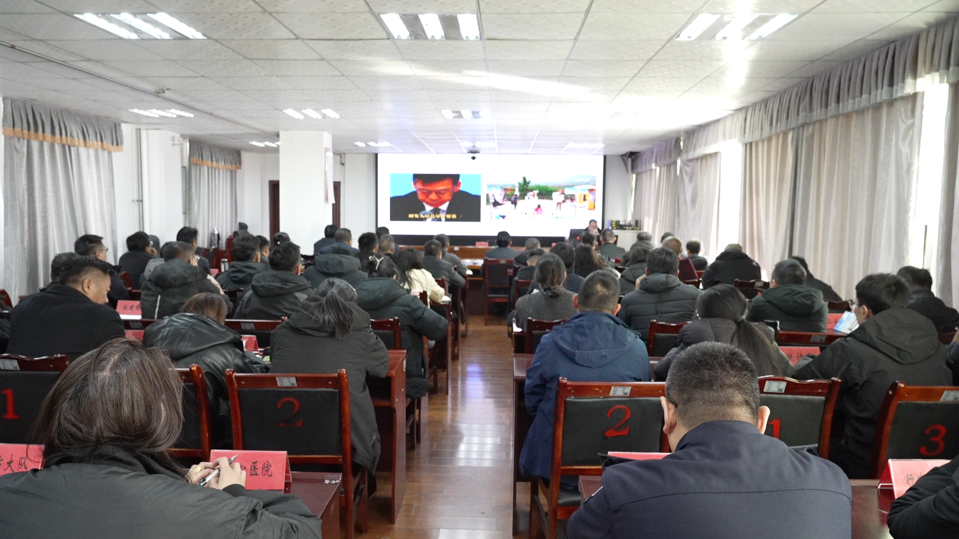 学习贯彻党的二十届四中全会精神自治区宣讲团报告会在错那举行 (2).png
