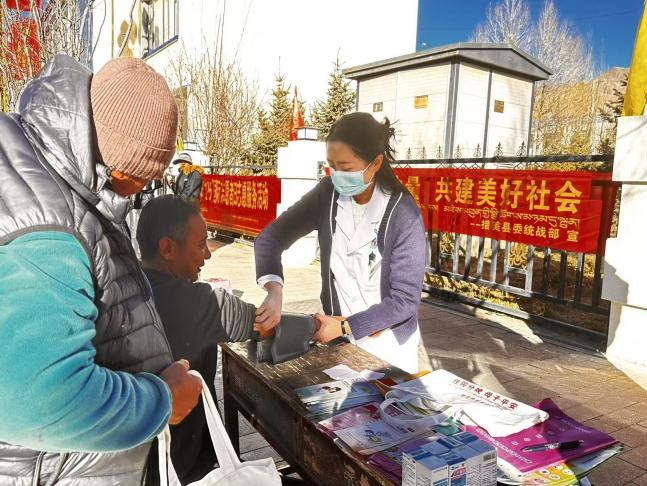 措美县开展“汇聚志愿力量 共建美好社会”为主题的志愿者日义诊活动.png