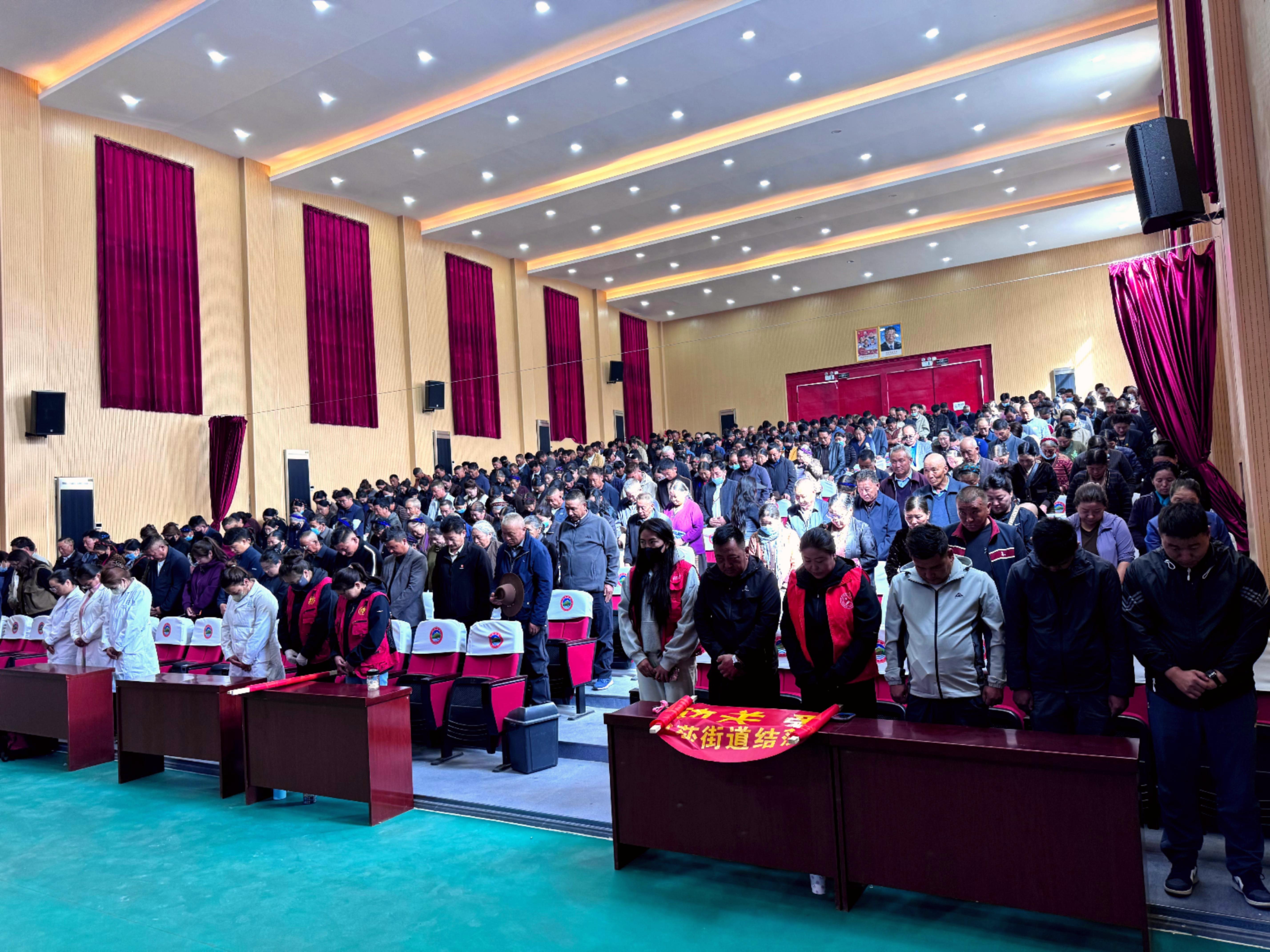 图为干部群众默哀.jpg