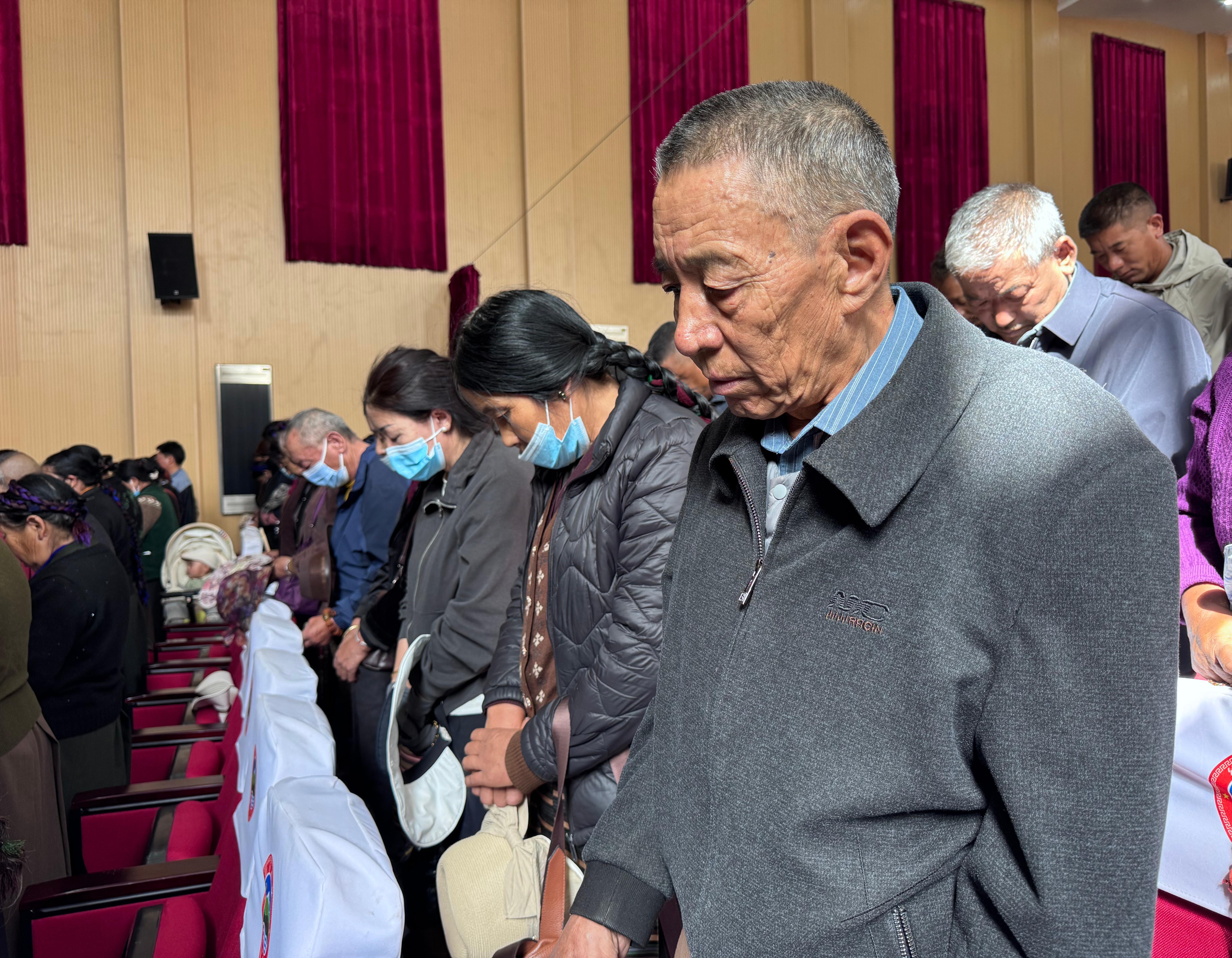 图为群众默哀.jpg