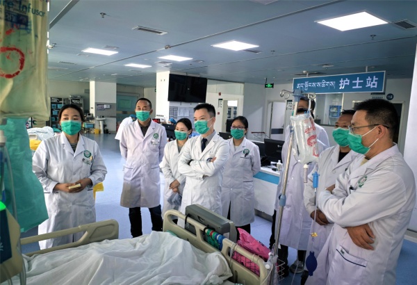 图为华西专家在查房过程中进行专业指导.jpg