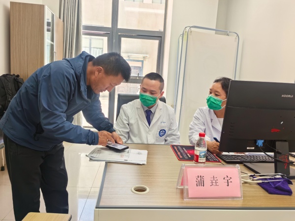 图为华西专家为患者义诊(2).jpg