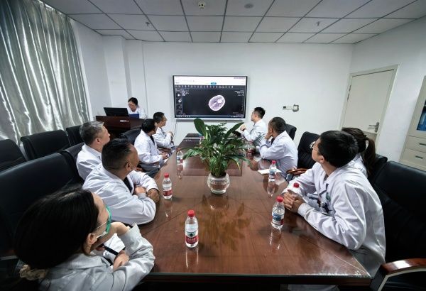 图为华西专家与市人民医院医生进行学术交流.jpg