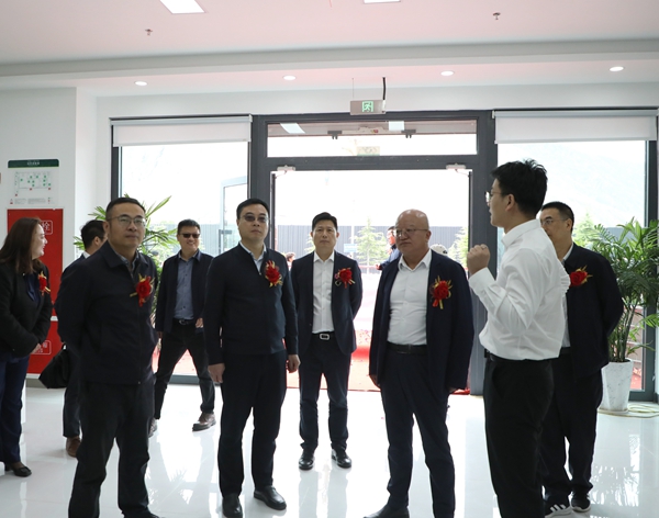 图为大家正在参观.jpg
