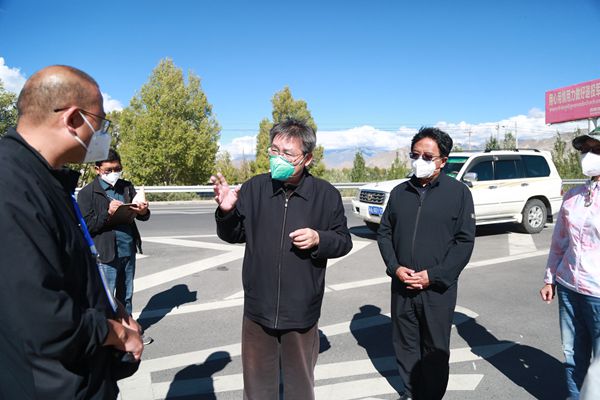 图为许成仓在空港新区疫情卡点检查督导疫情防控工作。.jpg