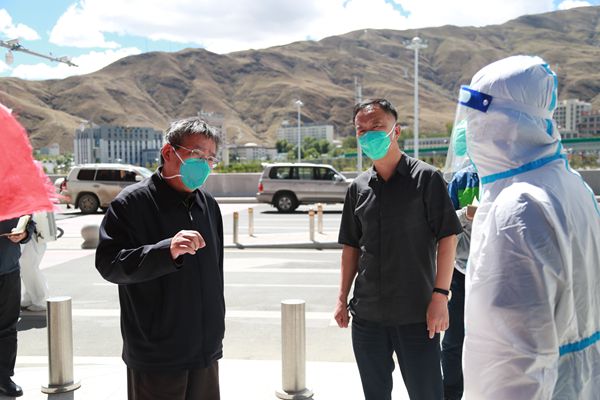图为许成仓在贡嘎机场T3航站楼核酸采样点检查督导疫情防控工作 。.jpg
